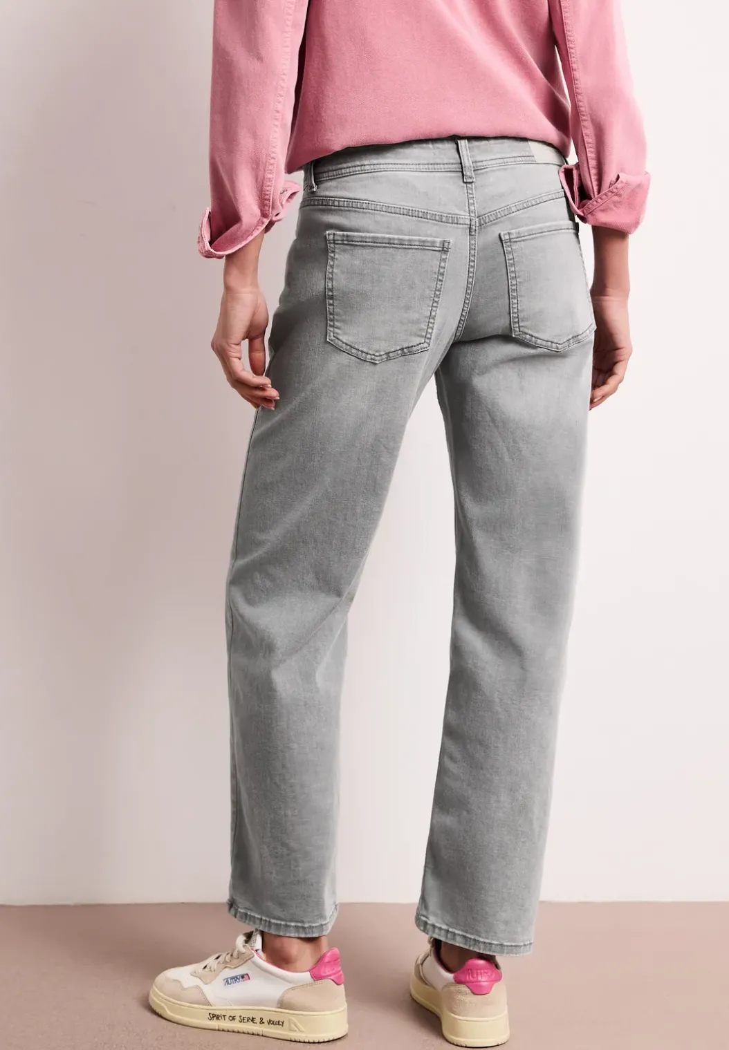 Mid Waist straight leg jeans in casual fit