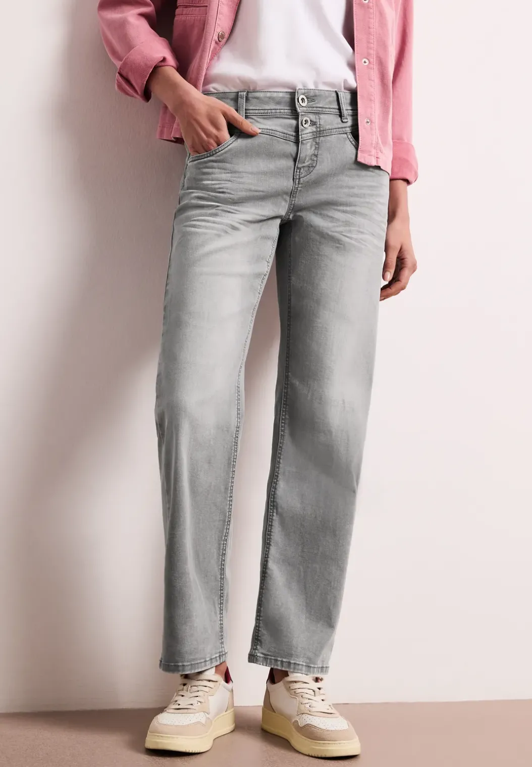 Mid Waist straight leg jeans in casual fit