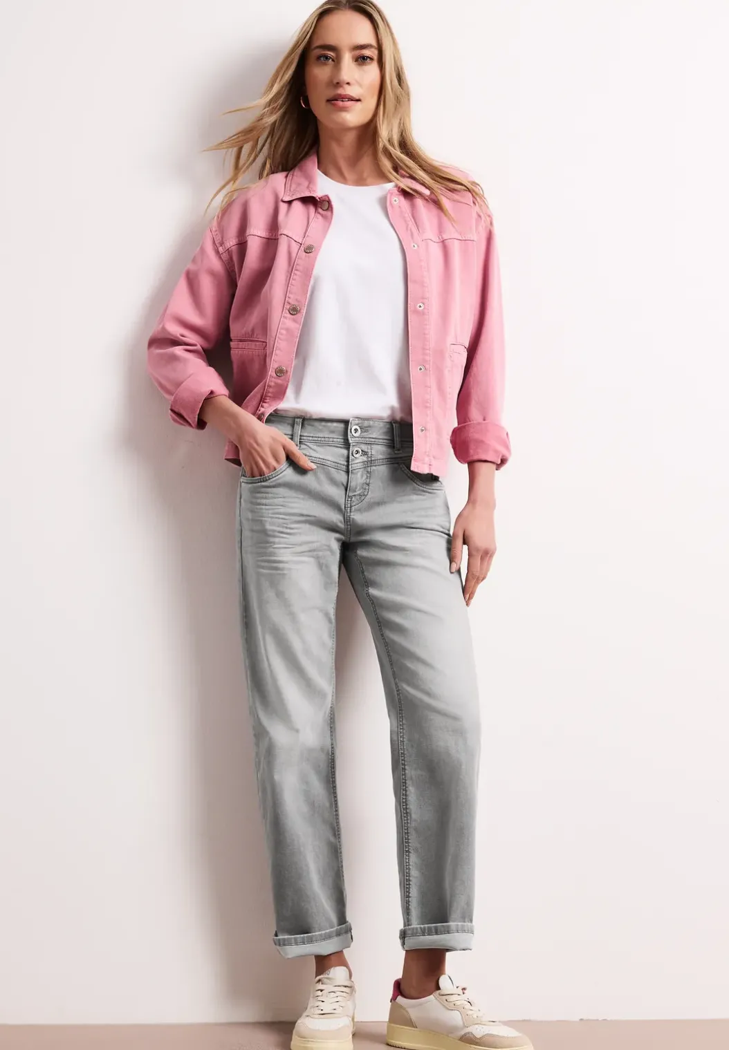 Mid Waist straight leg jeans in casual fit