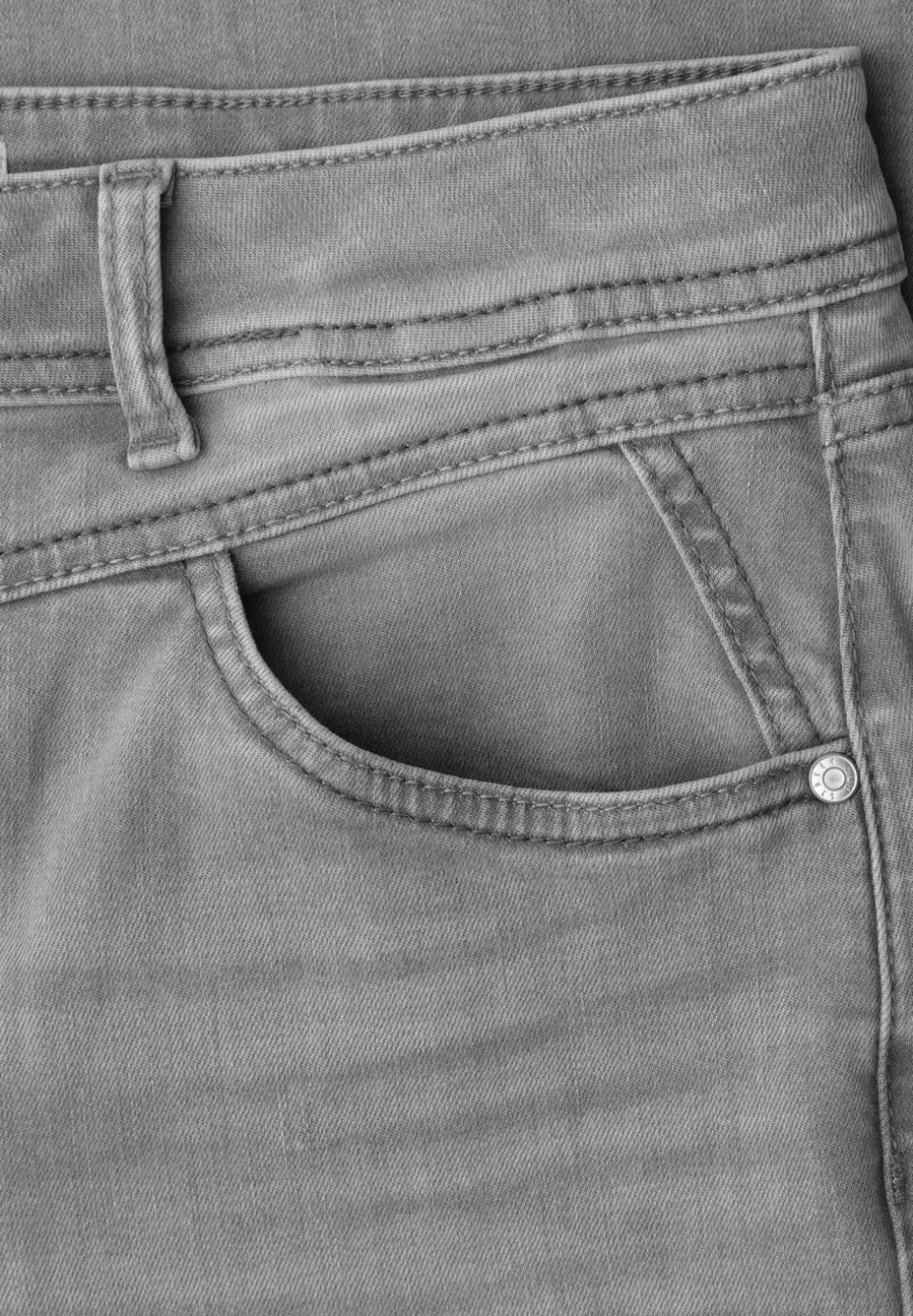 Mid Waist straight leg jeans in casual fit