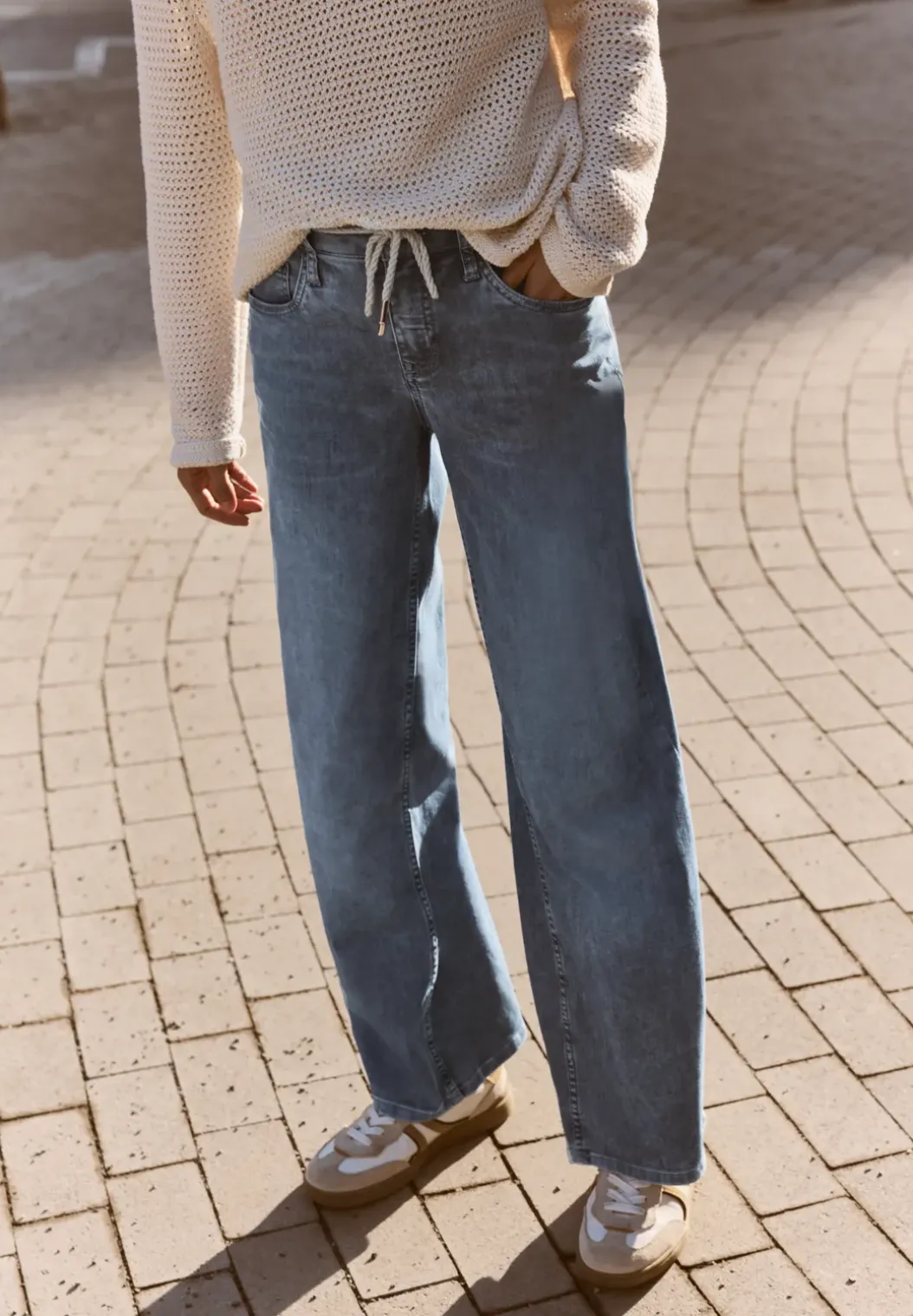 Mid Waist Wide Legs jeans in Loose Fit