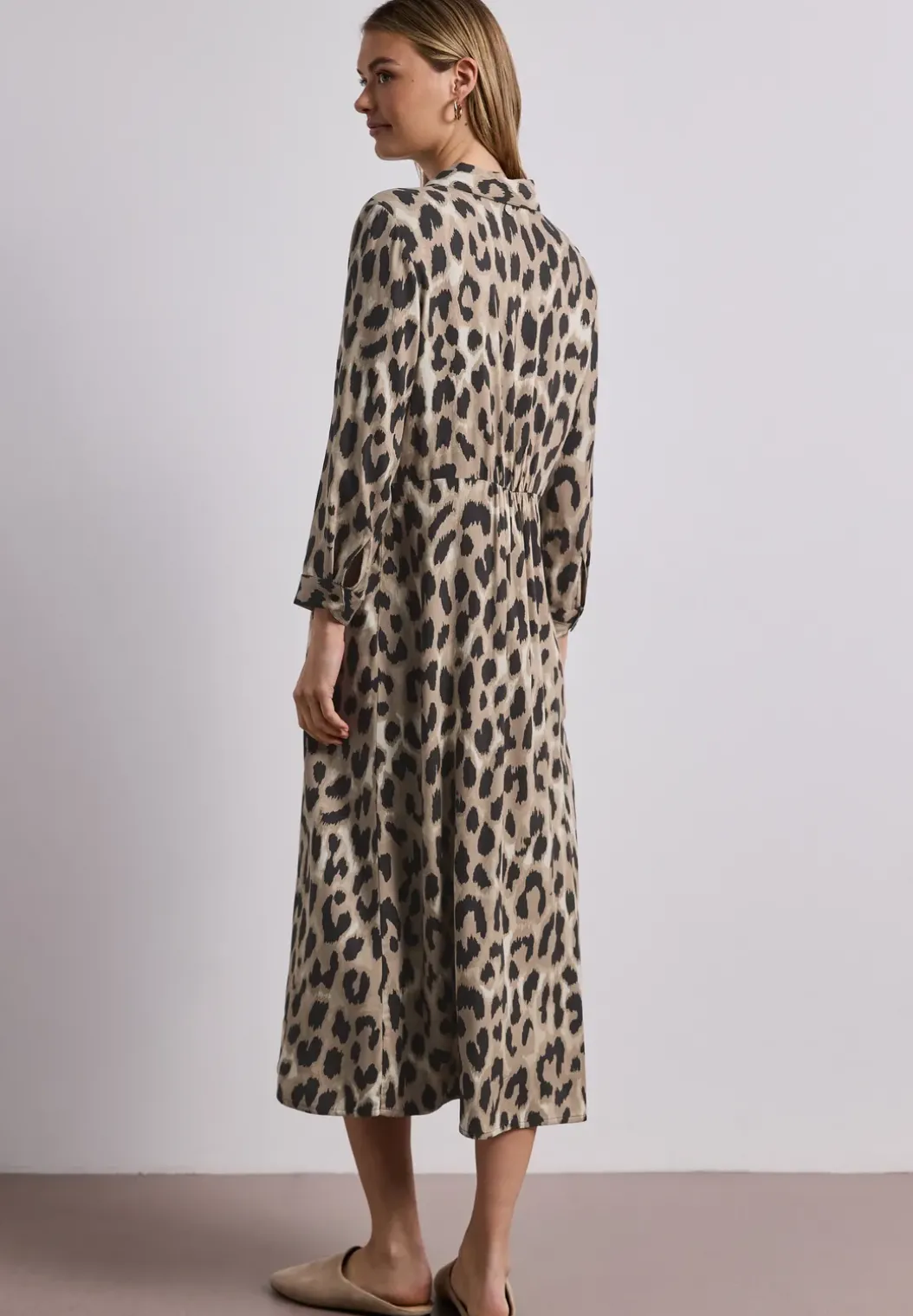 Midi-jurk met doorlopende knoopsluiting