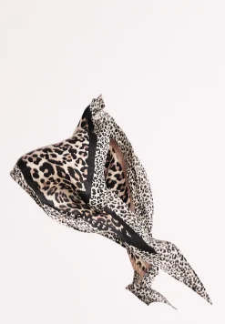 Nicki sjaal met leopatroon