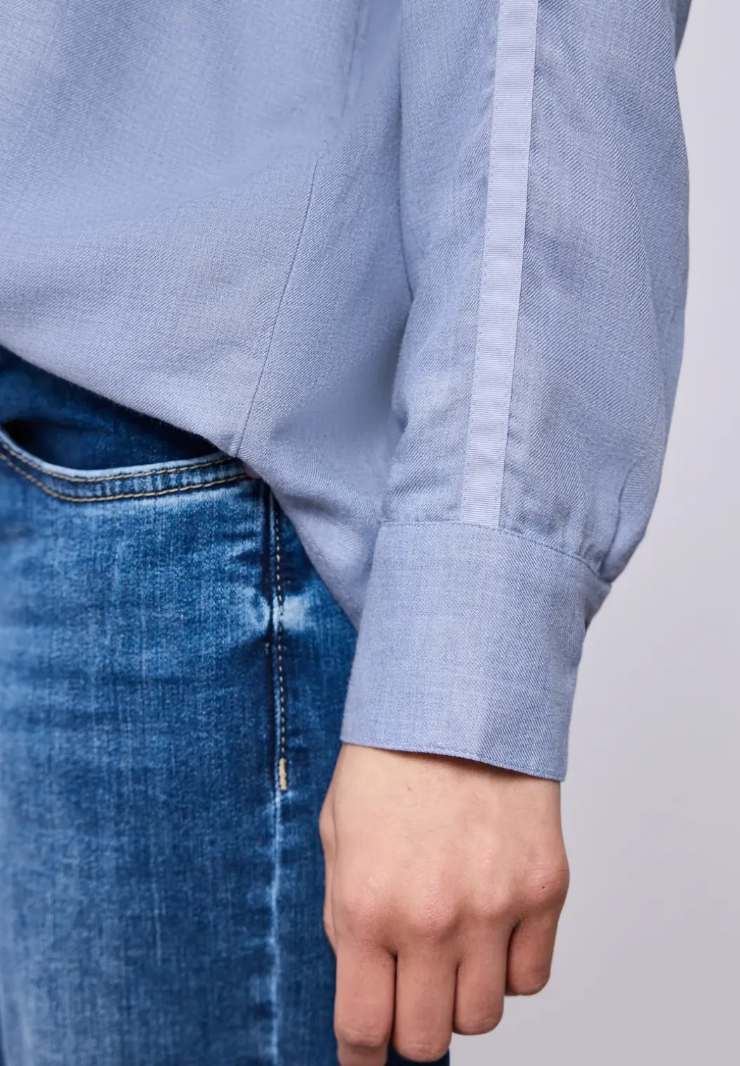 Overhemdblouse met getapete details