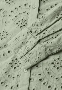 Overhemdblouse met oogjesborduursel
