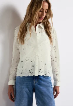 Overhemdblouse met oogjesborduursel