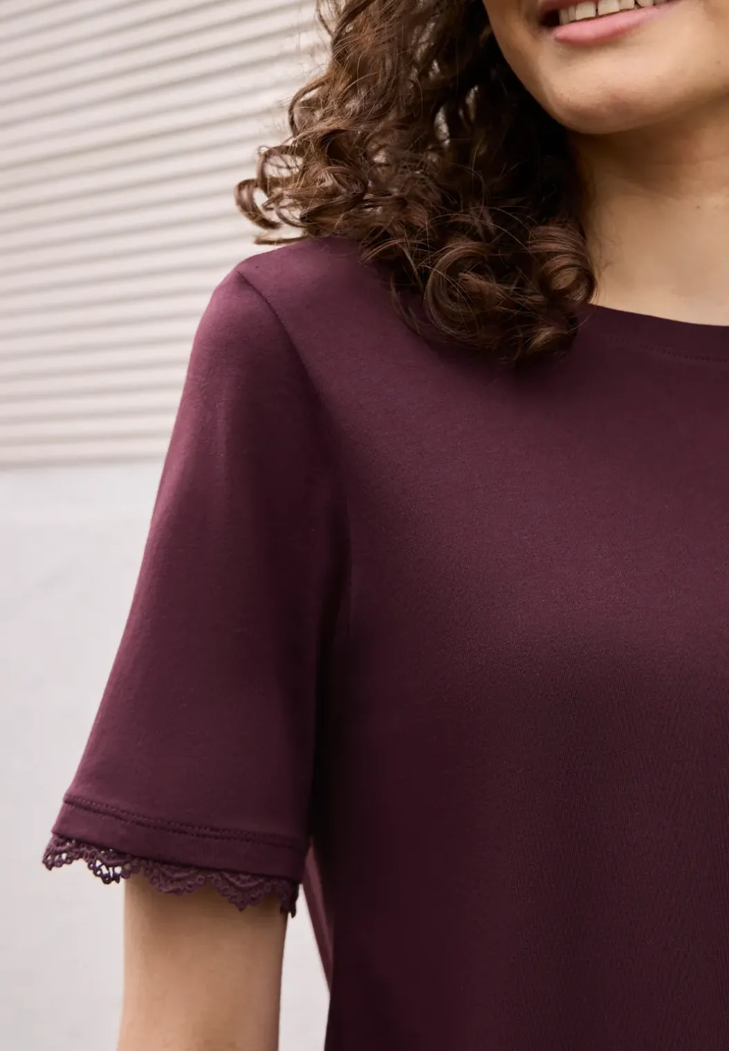 Shirt met gehaakte details op de mouwen
