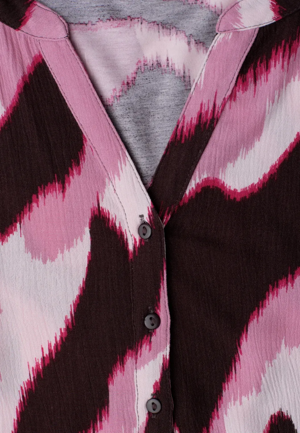 Shirt met gespleten hals en structuurmix