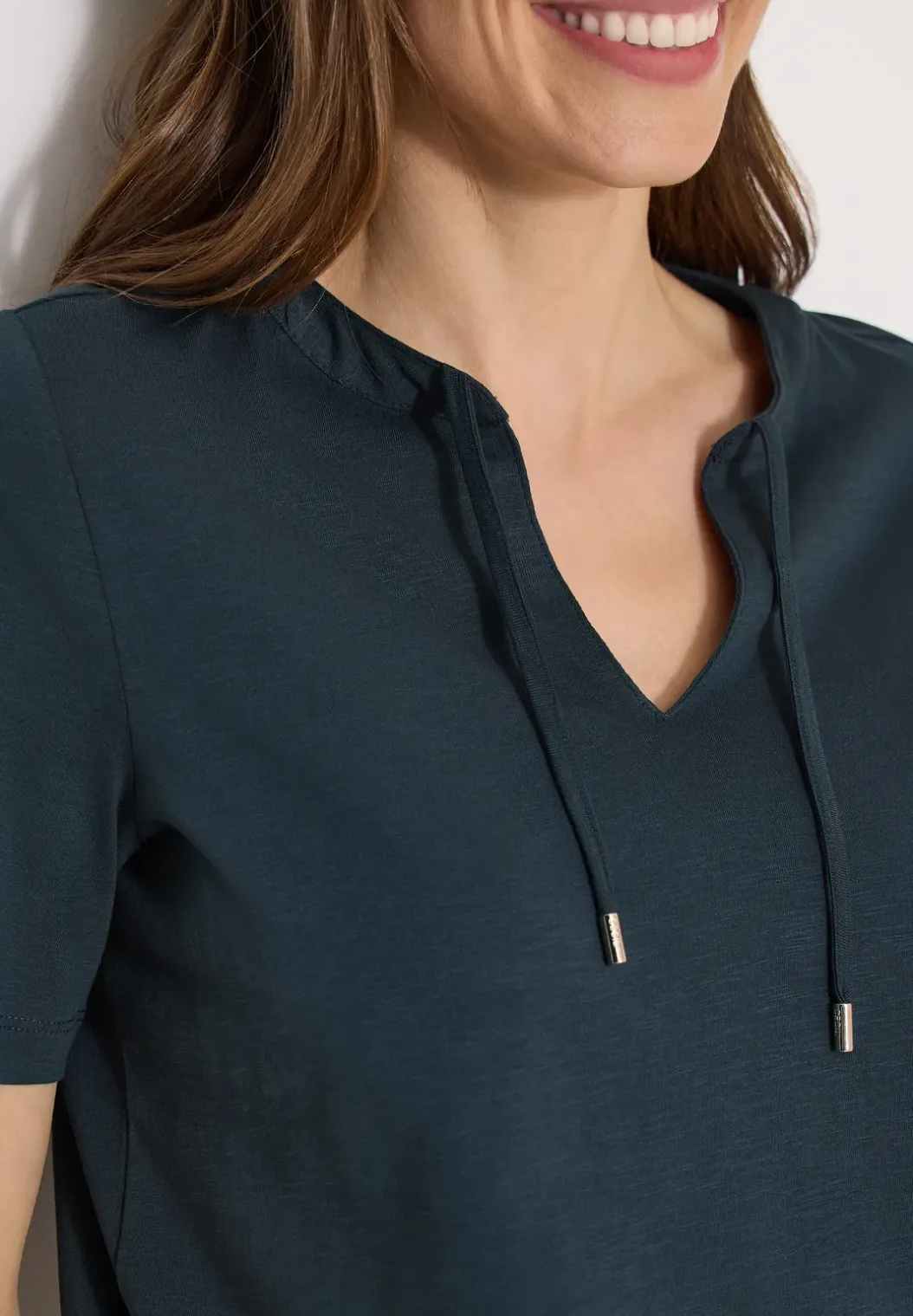 Shirt met korte mouwen en gespleten hals