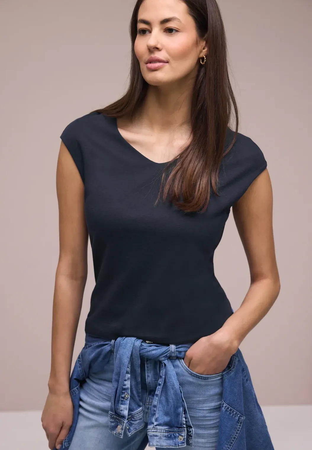 Shirt zonder mouwen met diamanten halslijn