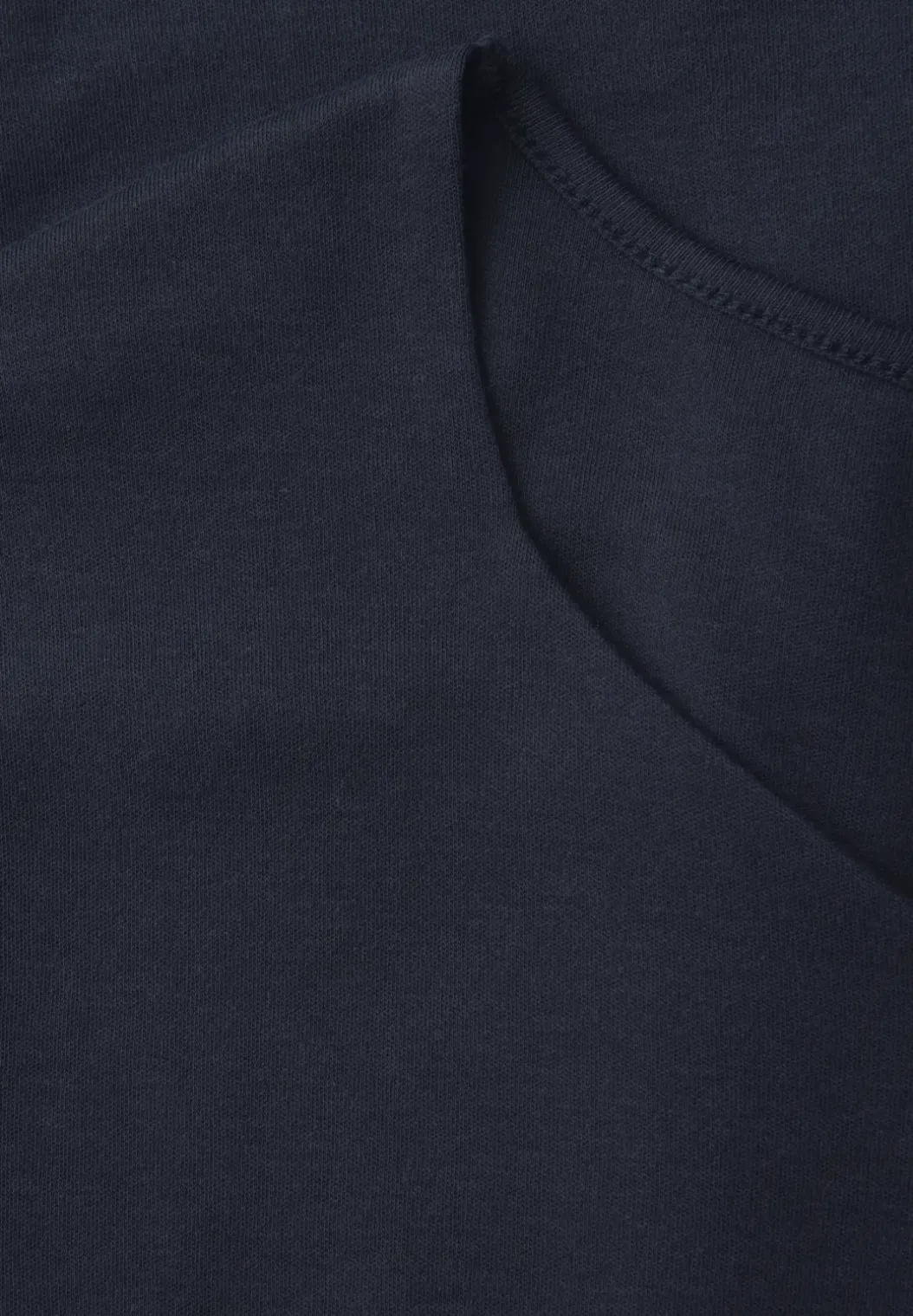 Shirt zonder mouwen met diamanten halslijn