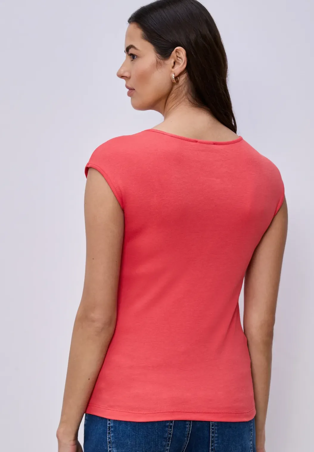 Shirt zonder mouwen met diamanten halslijn