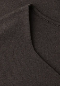 Shirt zonder mouwen met diamanten halslijn