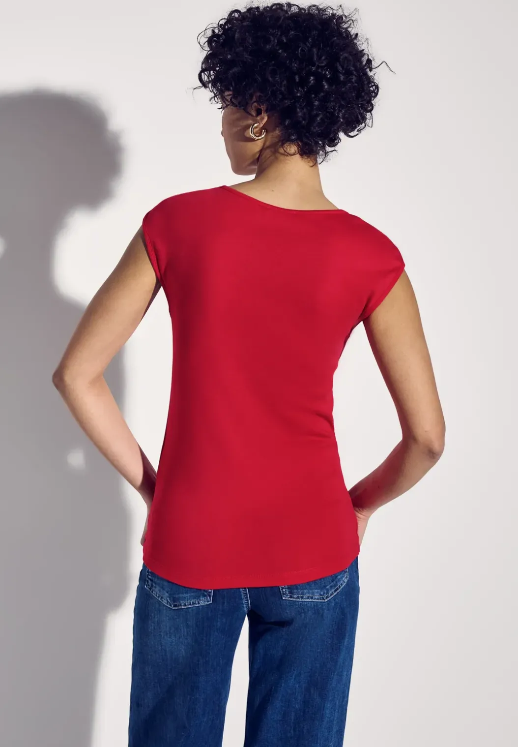 Shirt met diamanten halslijn