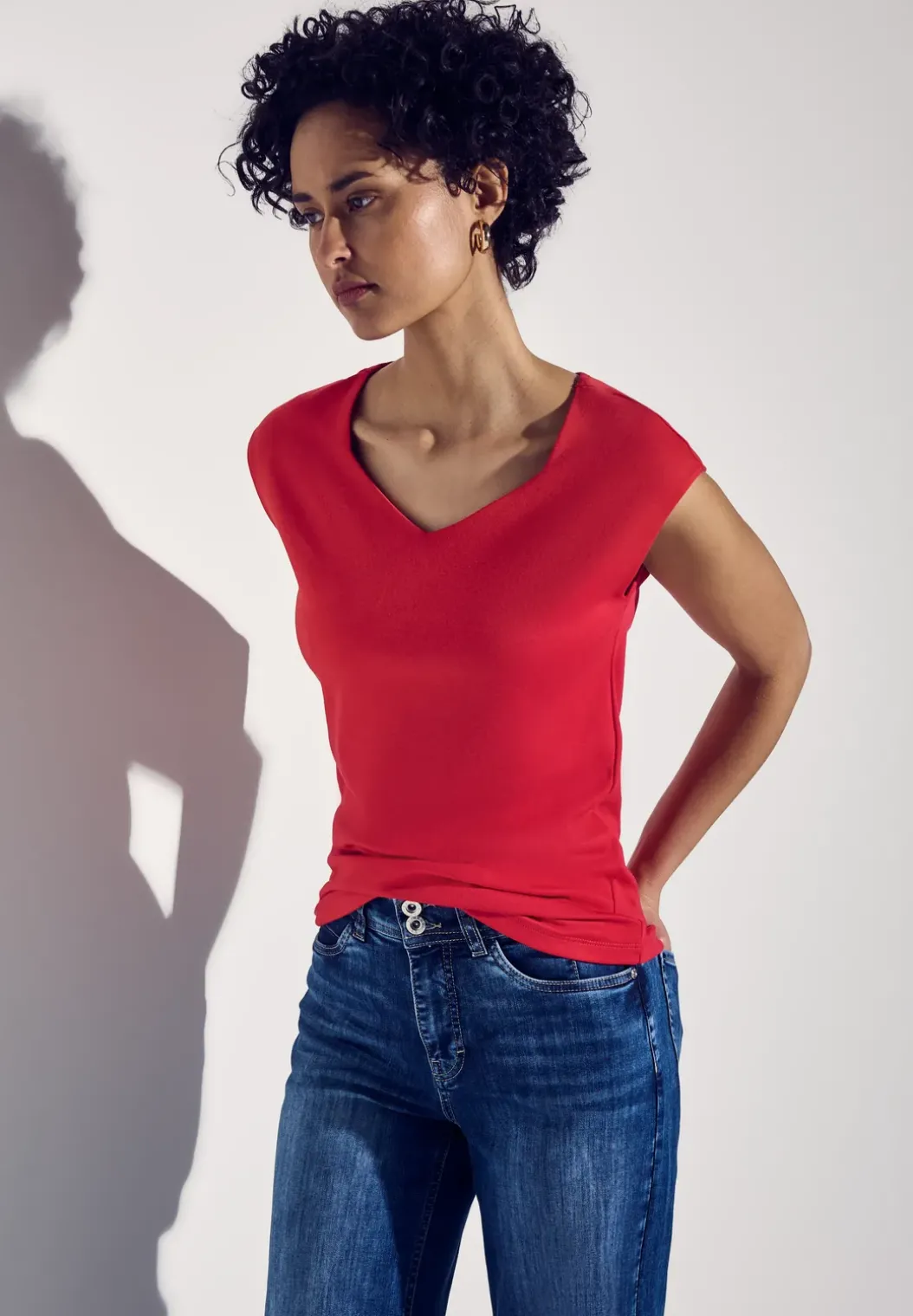 Shirt met diamanten halslijn