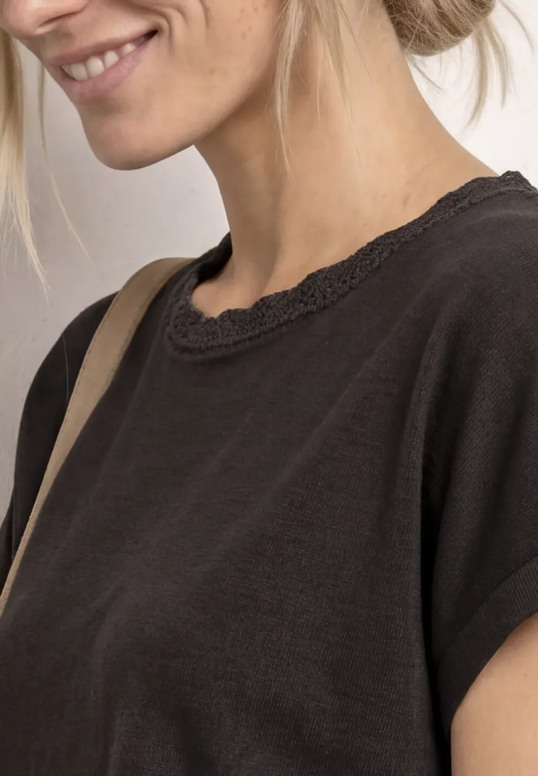Shirt met ronde hals en decoratieve tape
