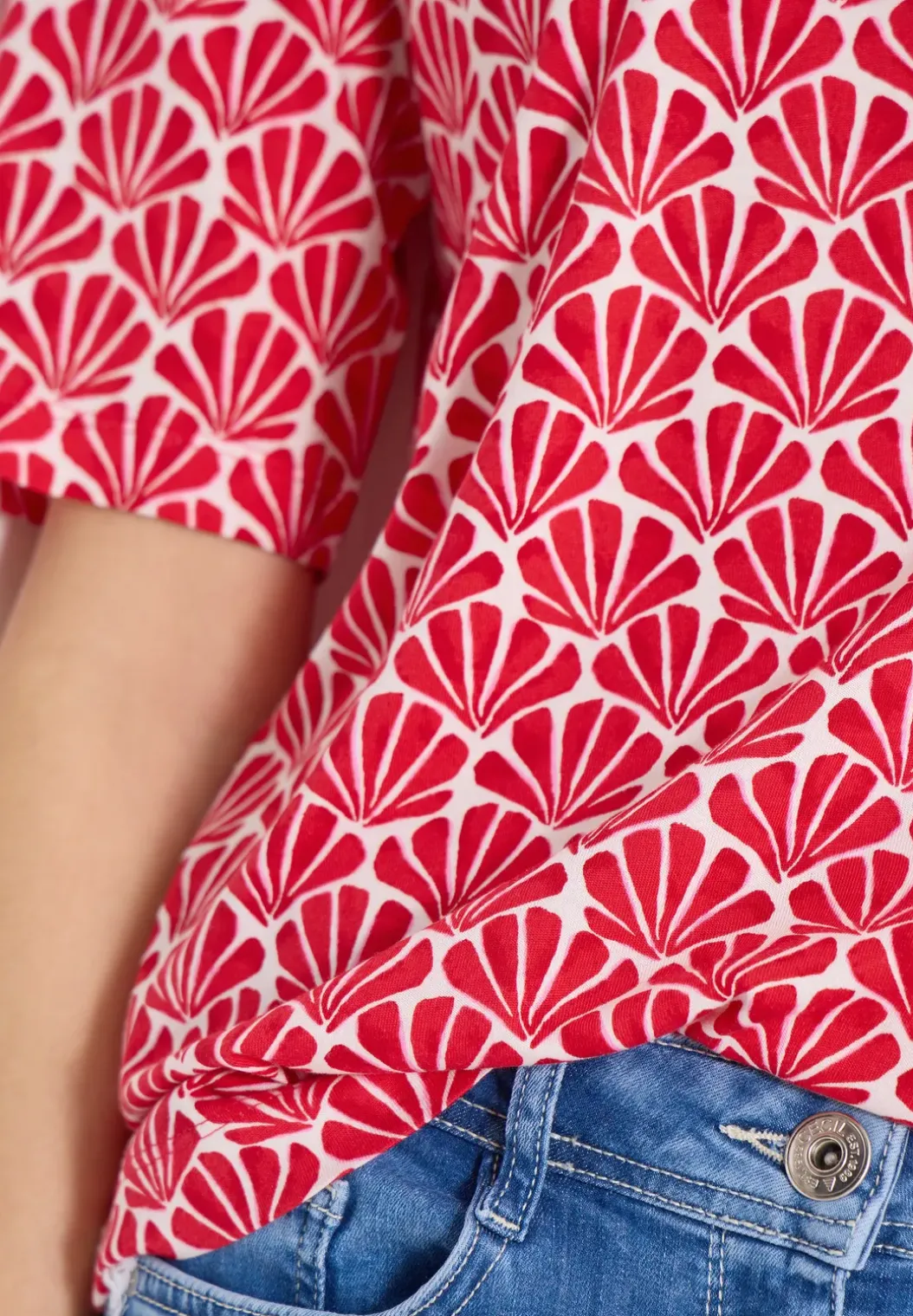 Shirt met ronde hals en schelpjesprint