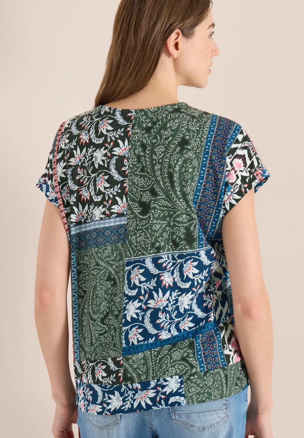 Shirt met V-hals en patchworkprint
