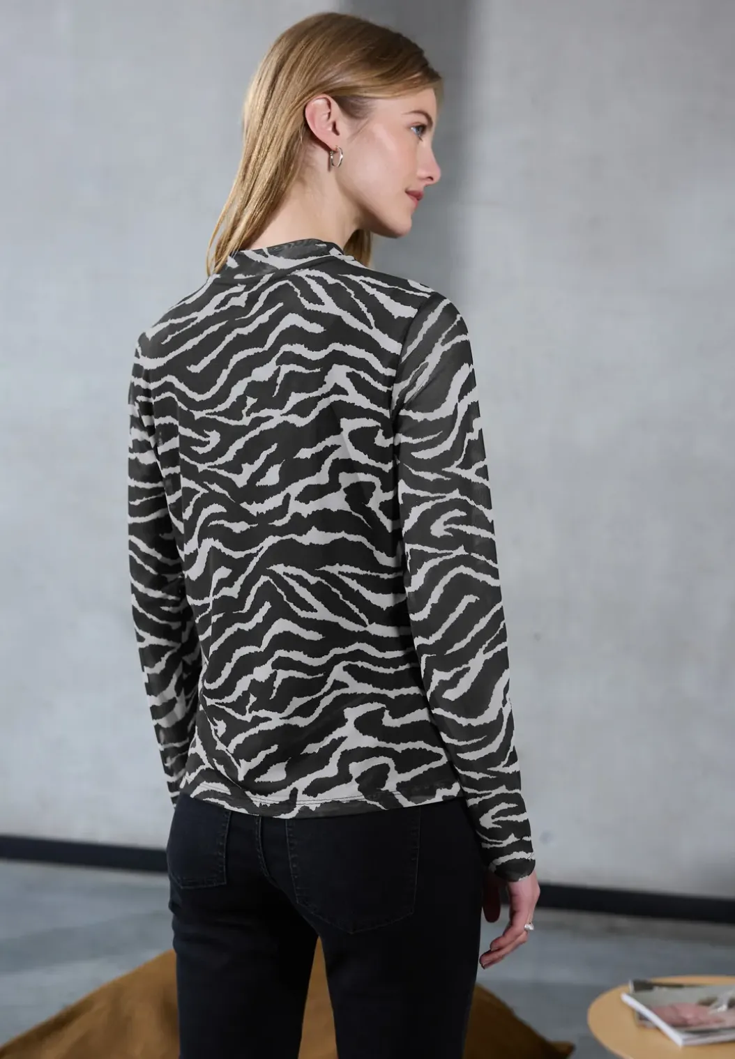 Shirt van mesh met patroon
