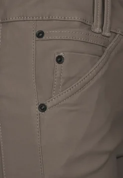 Slim fit broek met coating