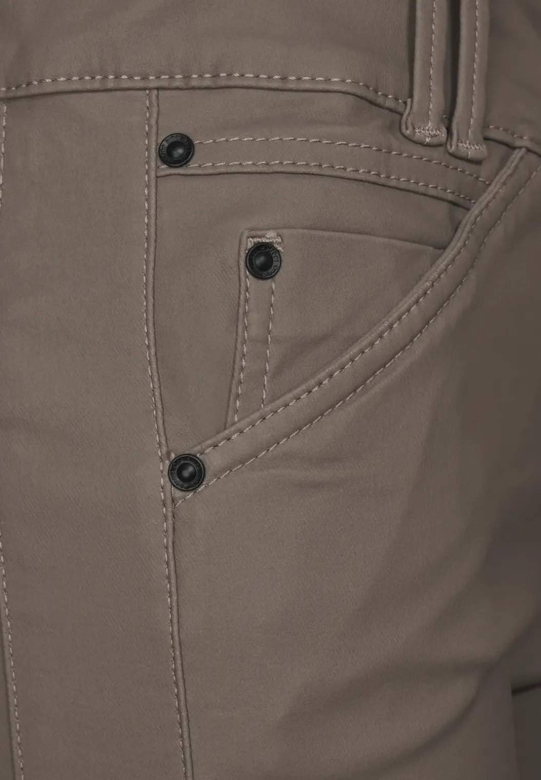Slim fit broek met coating
