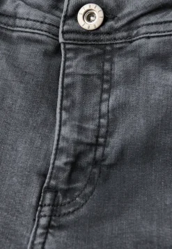 Straight Legs destroyed jeans