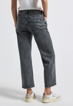 Straight Legs destroyed jeans
