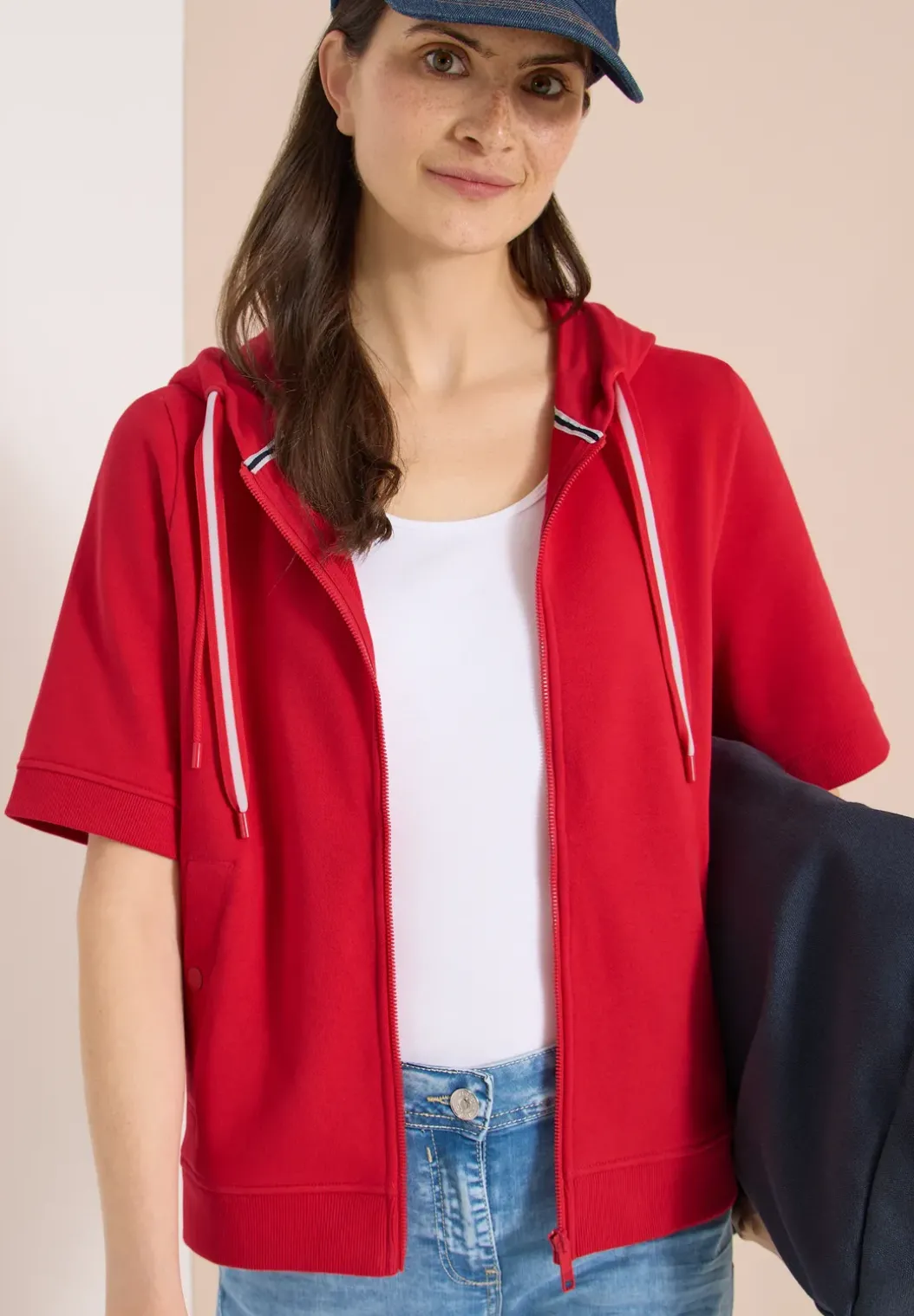Sweaterjack met korte mouwen en capuchon