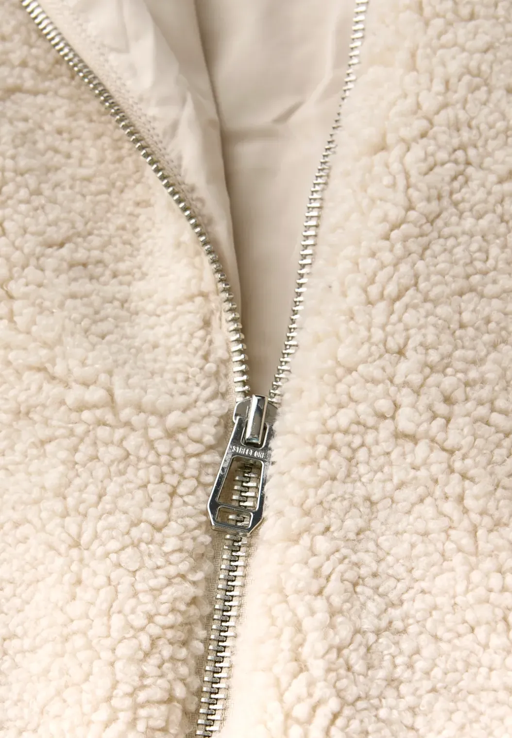 Teddy jas met details