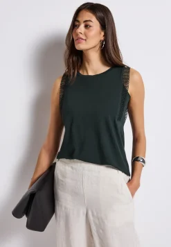 Top met gehaakte details