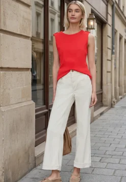 Top met ronde hals en knoopdetail