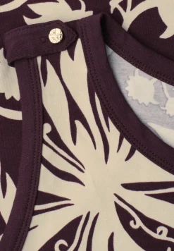 Top met ronde hals en knoopdetail