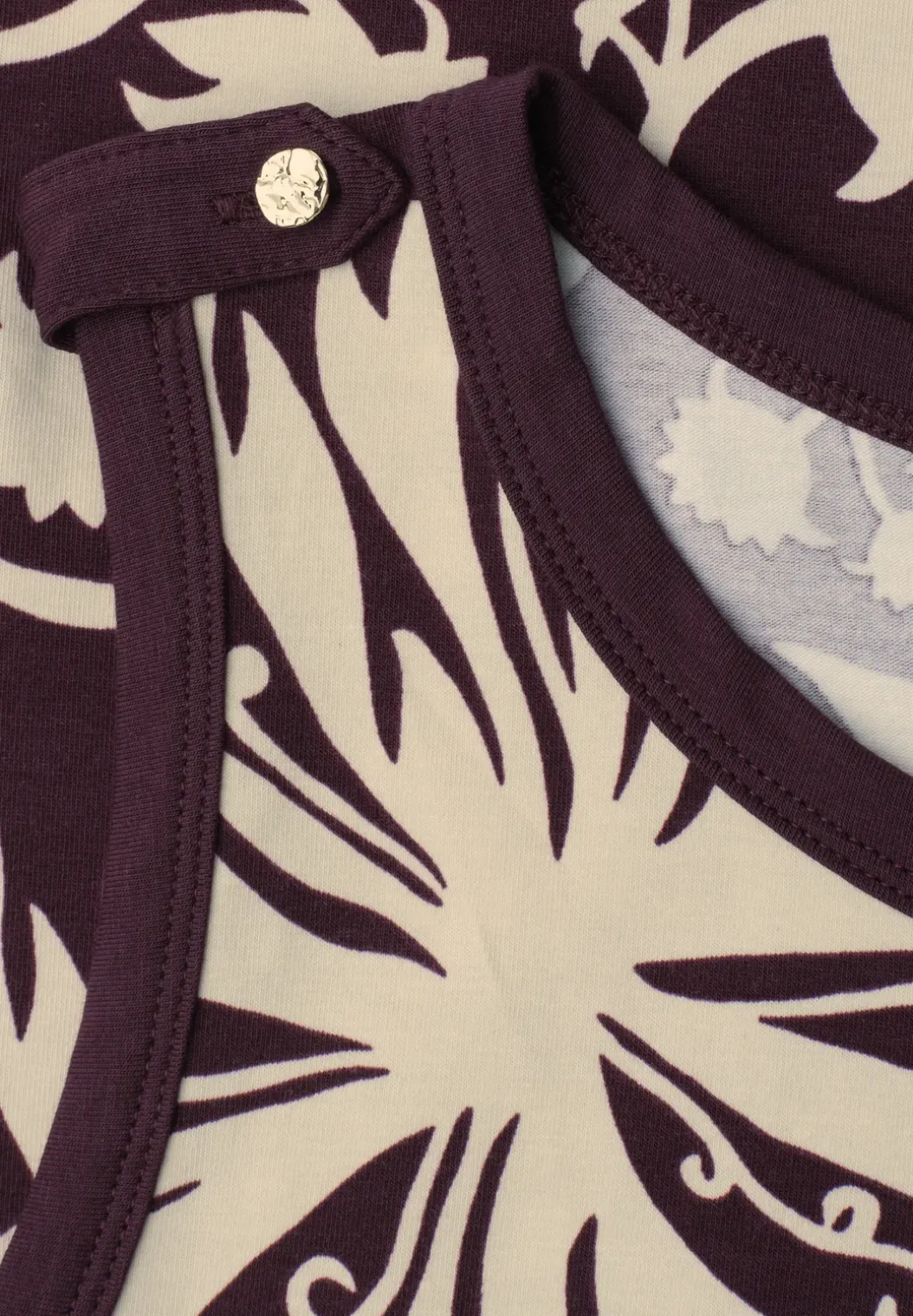 Top met ronde hals en knoopdetail