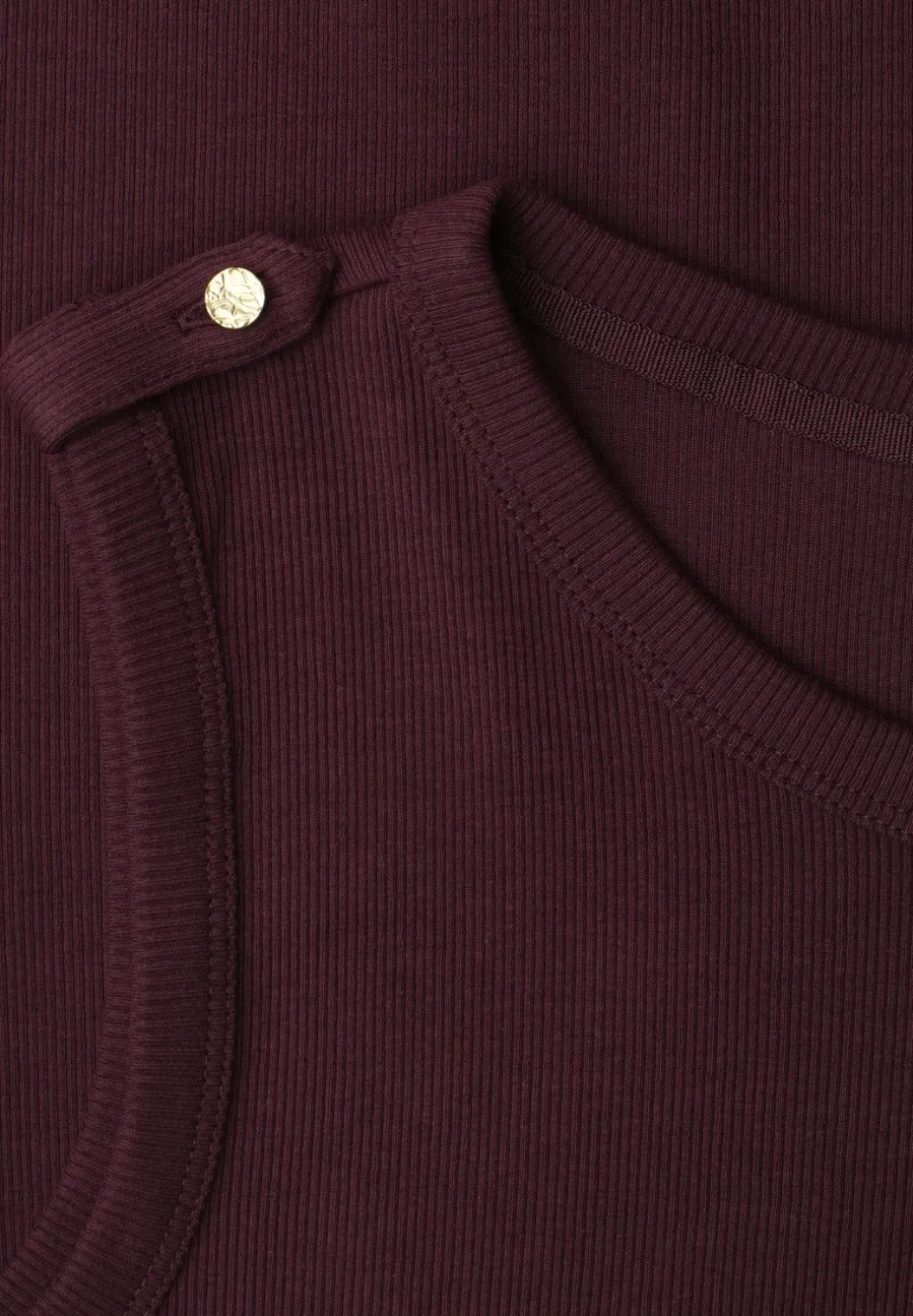 Top met ronde hals en knoopdetail