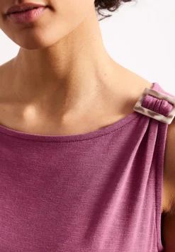 Top met ronde hals en schouderdetails