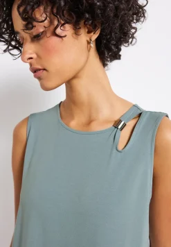 Top met uitsnijdingen en details