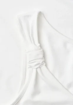 Top met V-hals en knoopdetail