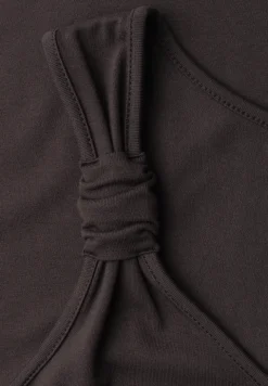 Top met V-hals en knoopdetail