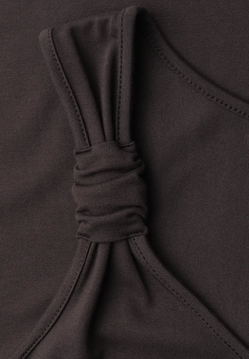 Top met V-hals en knoopdetail