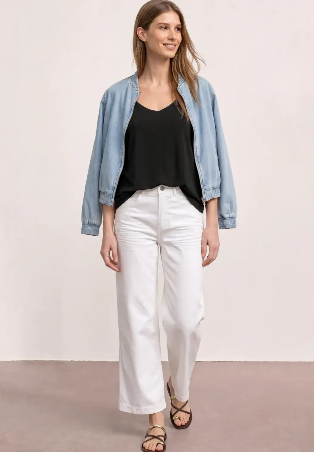 Top met V-hals en knoopdetail