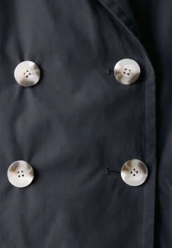 Trenchcoat met twee rijen knopen