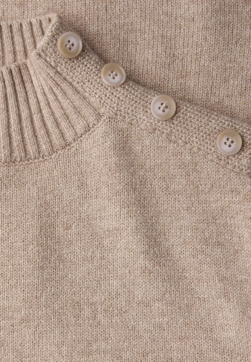Trui met knoopdetail