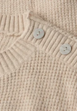 Trui met knoopdetail
