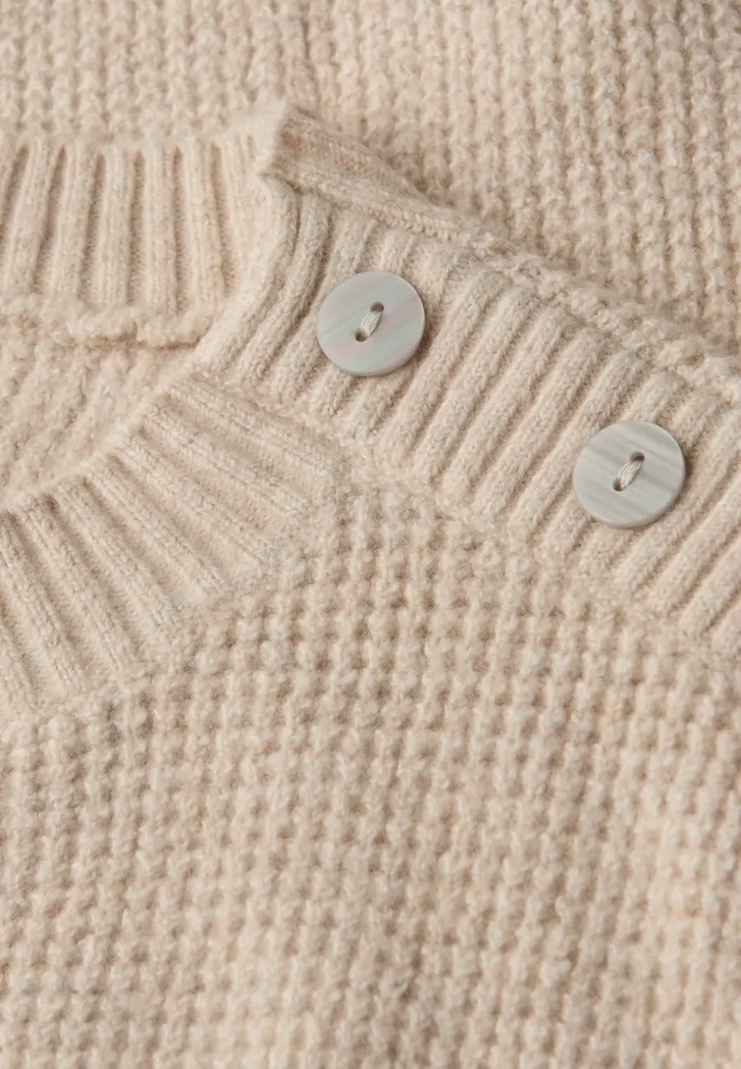 Trui met knoopdetail