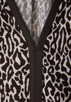 Tuniek van Leo met tape details